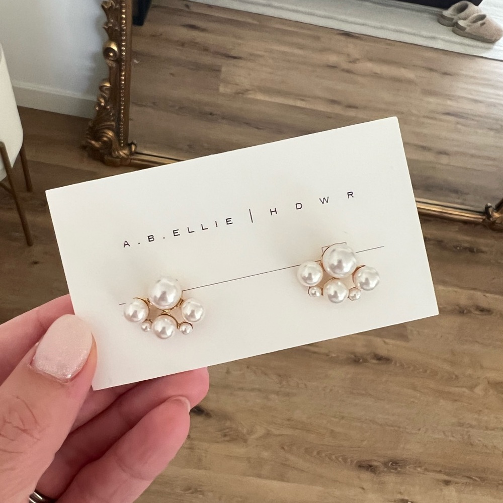 A.B. Ellie pearl studs